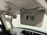 【サンバイザー】車内で身だしなみを整えるためのバニティミラーがセット。お化粧直しや髪型のチェックに活用できます。