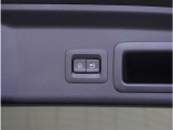 【パワーリアゲート】スイッチを操作することにより、リアゲートが自動で開閉します。自動開閉中のリアゲートを、半開以上の位置で止めることができます。