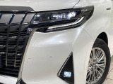 【LEDヘッドライト】悪天候や夜間走行時も良好な視界を確保し安心して運転できる高輝度LEDヘッドライトを装備!点灯速度が早く、消費電力も抑えられています。