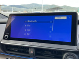 BluetoothやFM、AM、TVなどの選択肢が画面に表示され、使いたい音源を選びやすい構成です。日常の移動中も好みに合わせて楽しめます。