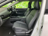 前席はゆとりを感じるシート配置で、座った際の視界も広々としています。運転席から助手席まで見通しやすく、落ち着いた色合いの室内で快適な移動をお楽しみいただけます。