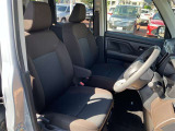 高いホールド性で運転姿勢が安定します。長距離ドライブでも疲れにくいのが魅力です。快適なドライビングライフをお送りください♪