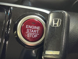 【Hondaスマートキー】カバンやポケットに入れたままでもドアの施錠・解錠が可能なスマートキーを装備。エンジンのオン・オフ時もカギを取り出す必要が無いからとっても便利です♪