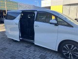 両側パワースライドドア付きだから、狭い駐車スペースなどでの 乗り降りラクラク!小さなお子さまのいるご家庭には嬉しい装備。