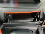 【インパネアッパーボックス】サッと取り出せてサッとしまえる、運転席の目の前にはボックスが装備されております!薄型のボックスティッシュなど収納可能☆