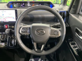 インテリアに合わせたデザインのステアリングは、運転される方のことも考え、運転しやすい形状、大きさです。是非一度、実際に触ってお確かめください。