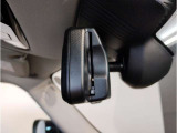 【ルームミラー一体型ETC車載器】ルームミラーの裏側に目立たない様に配置されたETCカード挿入口。スタイリッシュ且つ機能的なものとなっております。
