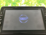 画面と周囲のボタンで各種機能を操作できるナビ・オーディオを装備。起動画面が表示され、案内や音楽などを車内で利用する際にも頼りになる装備です。