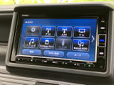 テレビを含む複数の音源を選べるオーディオ画面を装備しています。停車中には映像やテレビを視聴でき、音楽を聴きたいときも画面から選択肢を確認しやすい仕様です。