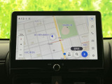 地図上に現在地周辺の道路や施設名が表示され、画面上の案内から目的地検索へ進めます。拡大縮小などの表示操作もまとめられており、日常の移動先を確認する際に便利です。