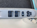 運転席のパワーウインドウはオート機能付き!電動格納式ドアミラーも付いてます。