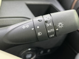 操作しやすいウインカーレバーで、安全な車線変更をサポート。直感的に操作できるので、運転に集中できます。機能性も備わっています。