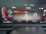 見やすいスピードメーターと中央にはモニターがあり車の設定やタイヤのアングル確認もできます!!