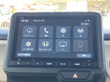 ナビや電話、FM・AM、テレビなどのメニューが一覧で見渡せる画面です。目的の項目を選びやすく、音楽や案内の切り替えもまとめて行えるため、日常の移動を便利にサポートします。