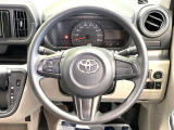 インテリアに合わせたデザインのステアリングは、運転される方のことも考え、運転しやすい形状、大きさです。是非一度、実際に触ってお確かめください。