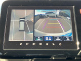 車両周辺を複数の視点から確認できるモニター表示です。駐車時に周囲との位置関係を把握しやすく、画面のガイド表示も目安になります。狭い場所での駐車をサポートする装備です。