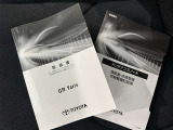 メンテナンスノート、取扱説明書ですね。 車の情報が凝縮されています。 車の整備記録が記載されている大事な物ですよ。