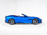 外装色には、特注オプションとして指定された鮮やかなブルー「Blu Corsa(ブル・コルサ)」を採用しています。