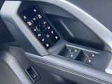 ミラーヒーター、ミラー格納、ミラー調整スイッチ、窓の開閉操作。Audiでは触感開発チームがあり、クリック感は操作する喜びを感じていただけます。