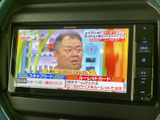 停車中にテレビ番組を視聴でき、休憩時間の過ごし方に選択肢が広がります。画面には番組映像が表示され、停車時の車内時間を楽しめる装備です。