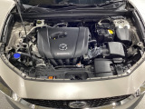 SKYACTIV-G 2.0にマイルドハイブリッドシステムを組み合わせ、乗れば乗るほど毎日の運転が楽しみになるe-SKYACTIV Gを搭載しています。エンジンルーム内の清掃も行き届いております♪