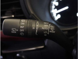 【オートワイパー機能】レバーをAUTOの位置にしているとき、レインセンサーが雨を感知すると、雨量に応じて、ワイパーが自動で作動します。