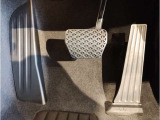 【ペダル】BMWはオルガン式アクセルペダルを採用しています。踏み込む足とペダルが同じ軌跡を描くため、かかとがずれにくく、アクセルコントロールがよりしやすくなるメリットがあります。
