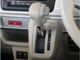 【シフトレバー】シフトもとても操作しやすいデザインになっております。運転する人の事を第一に考えた操作性の高い仕様です。