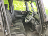 広い窓から光が入り、運転席まわりを見渡しやすい空間です。前席はゆったりとした座面で、乗り降りもしやすい印象。ドア側から見ても、足元まで余裕を感じられます。
