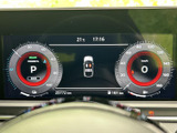 左右のメーターと中央の表示部に情報がまとまり、運転中も必要な内容を把握しやすいレイアウトです。速度やシフト位置などを確認でき、日々の運転をサポートします。