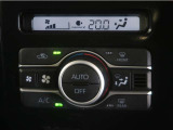 オートエアコンが付いています!1年中快適な室内を提供。車内温度を設定すると風量を自動で調整してくれます。