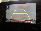 バックモニター付き。車両後方の映像を画面に表示し、駐車などの後退操作をサポートします。