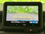 後方の様子を画面で確認でき、駐車時の周囲確認をサポートします。目安となるガイド線も表示されるため、車庫入れや駐車位置を合わせる際に活用いただける装備です。