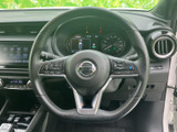 手元の左右にスイッチが配置され、運転姿勢を保ちながら各種機能にアクセスしやすい構成です。メーターや前方を見ながら扱いやすく、毎日の運転をサポートします。