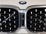 【キドニーグリル】BMWは約90年もの間、ほぼ全ての車両にひと目でBMWだと分かるこの特徴的なフロントグリルが備えられ、デザイン・アイコンとして親しまれてきました。