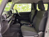 前席は座面と背もたれに落ち着いた色合いを採用し、自然な姿勢で座りやすい印象です。大きな窓から周囲を見渡しやすく、運転席と助手席で会話もしやすい空間です。