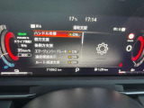 見やすいスピードメーターと中央にはモニターがあり車の設定やタイヤのアングル確認もできます!!