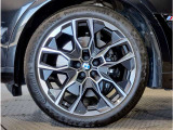 【BMWアロイホイル】軽量かつ強度に拘ったアロイホイル。走行性能ポテンシャルを引き出す設計。車の足元を引き締めてくれる大きなポイントはアロイホイルです。