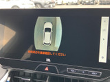 車両を上から見た表示で周囲の状況を確認でき、駐車時の安全確認に役立ちます。目視とあわせて活用することで、駐車スペースへの出し入れや狭い場所での操作をサポートします。