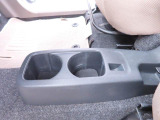 カップホルダーは運転席や助手席からちょうど手の届く位置です!!