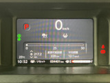 中央のディスプレイに速度や走行情報などが表示され、運転中に必要な情報を確認しやすい構成です。表示がまとまっているため視線の移動を抑えやすく、日々の運転をサポートしてくれます。