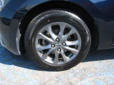マツダ純正アルミホイール。タイヤサイズは185/65R15です。