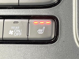 【シートヒーター】寒い日に重宝するシートヒーター!エアコンより早く温まってくれるので寒がりの人も安心ですね♪エアコンの温風は乾燥するから苦手、という方にもをおすすめです。