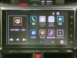 テレビやラジオ、電話、音楽などのメニューが並び、目的の項目を画面から選びやすい構成です。アイコン表示で機能を見分けやすく、日常の移動中も使いたいコンテンツへアクセスできます。