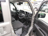 視界も足元も広い運転席!とっても運転しやすいです!