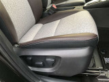 運転席シ-ト座面は上下アジャスタ-付です。お好みの位置に調整可能です。