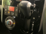 【オートエアコン】一度お好みの温度に設定すれば、車内の温度を検知し風量や温度を自動で調整。暑い&hellip;寒い&hellip;と何度もスイッチ操作をする必要はありません。快適な車内空間には必須の機能ですね♪