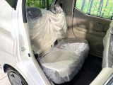 広々とした2列目シートは居住性が高く、居心地も快適!友達や家族とのお出かけにぴったりです。ベビーシートやチャイルドシート使用時も快適にお過ごしいただける十分な空間を確保しています。