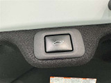電動式バックドアです。 荷物を持ったままでもボタン一つで自動的に開け閉めできるので便利ですよ。 挟み込み防止機能も付いていますのでお子様の手や荷物を挟み込むのを防いでくれますよ。