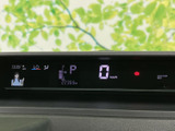 速度やシフト位置などの情報が運転席前方に表示され、視線を大きく動かさず確認できます。必要な表示を把握しやすく、日々の運転を支えます。